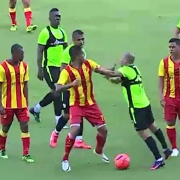 Batalla campal entre dos equipos de Colombia