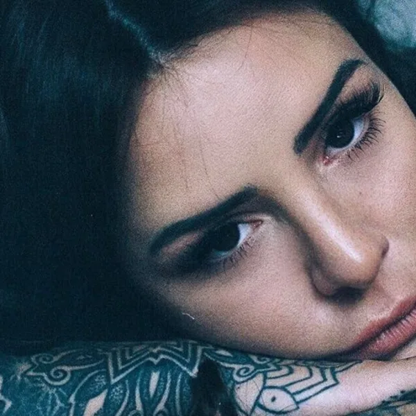 Cande Tinelli sigue provocando: esta vez en colaless