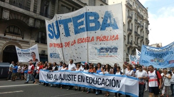 zzzznacp2NOTICIAS ARGENTINAS BAIRES, FEBRERO 2: Docentes y dirigentes sindicales de varias provincias marcharon hoy por la zona de Congreso para rechazar el 
