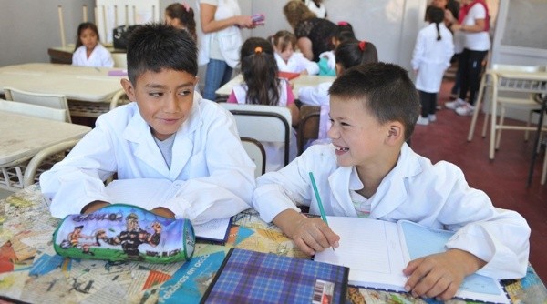zzzznacg2 NOTICIAS ARGENTINAS LA PLATA MARZO 02 Alumnos de la escuela 117 de la localidad bonaerense de  Villa Elisa en su primer dia de clases. FOTO NA zzzz