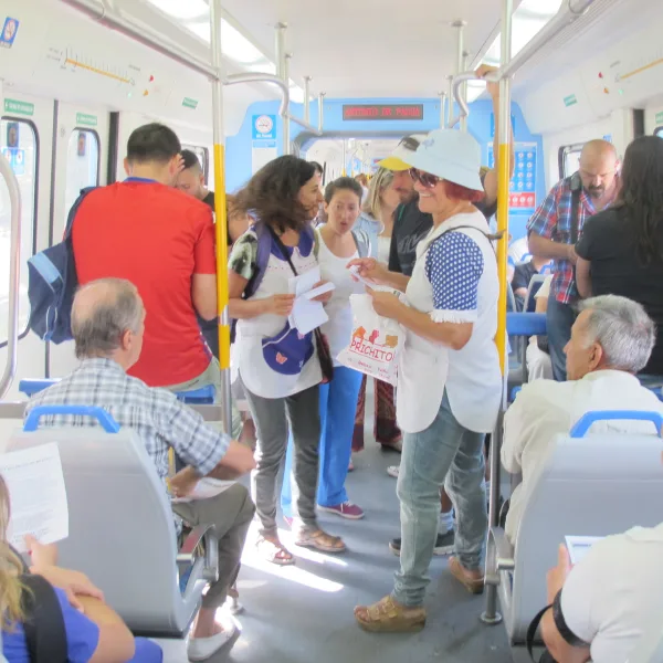 Docentes se subieron a los trenes para explicar su reclamo