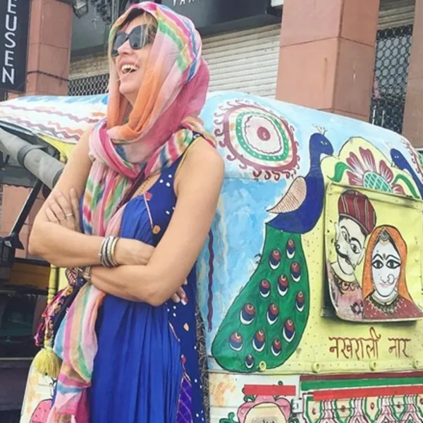 Mística y renovada: Dolores Barreiro "se tatuó" las manos en India