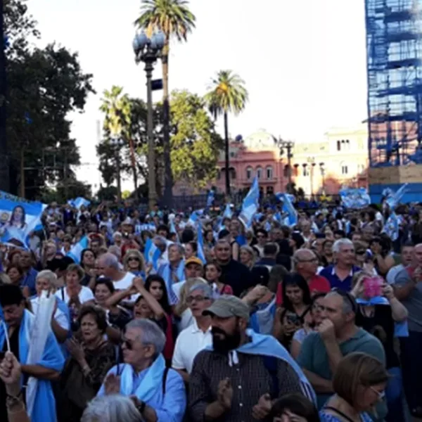 #1A: Sectores afines al Gobierno marchan por la democracia