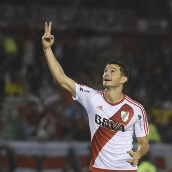 River sigue en la pelea gracias a un espectacular Alario