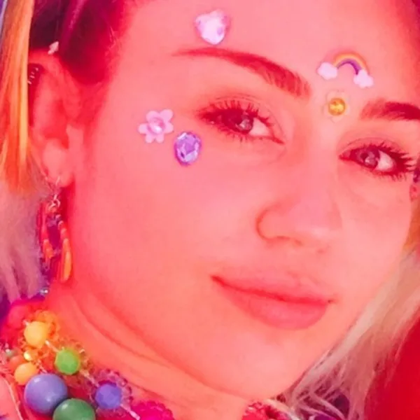 Emocionada hasta las lágrimas: El tierno regalo que le hicieron los fans a Miley Cyrus