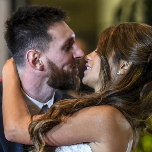 El momento que todos querían ver: Messi le coloca el anillo de casamiento a Antonela