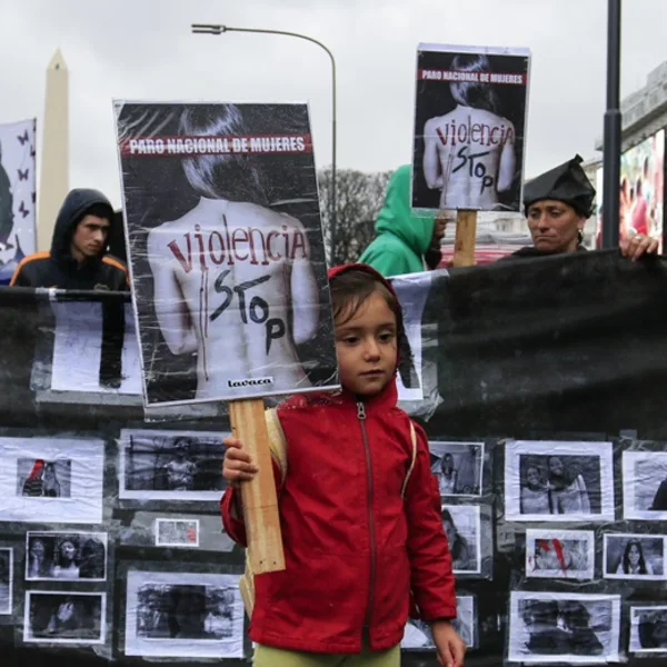 En 10 años, los femicidios dejaron a más de 3 mil niños y adolescentes sin madre