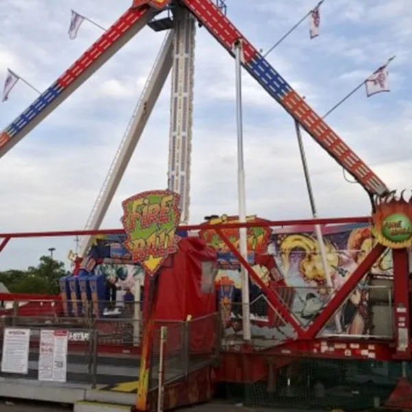 Terrible accidente: falló un juego mecánico y la gente voló por el aire