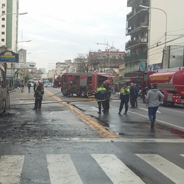 Un colectivo se incendió y explotó en pleno centro de Avellaneda | Filo ...