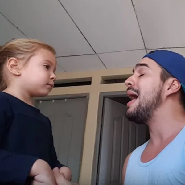 Papá enamora a su hija cantándole en inglés