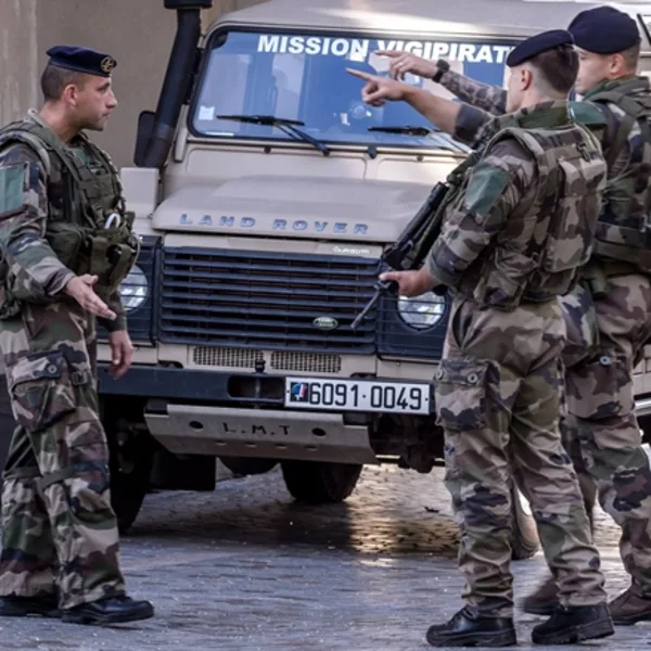 Ataque en París: un automóvil arrolló a militares y dejó seis heridos