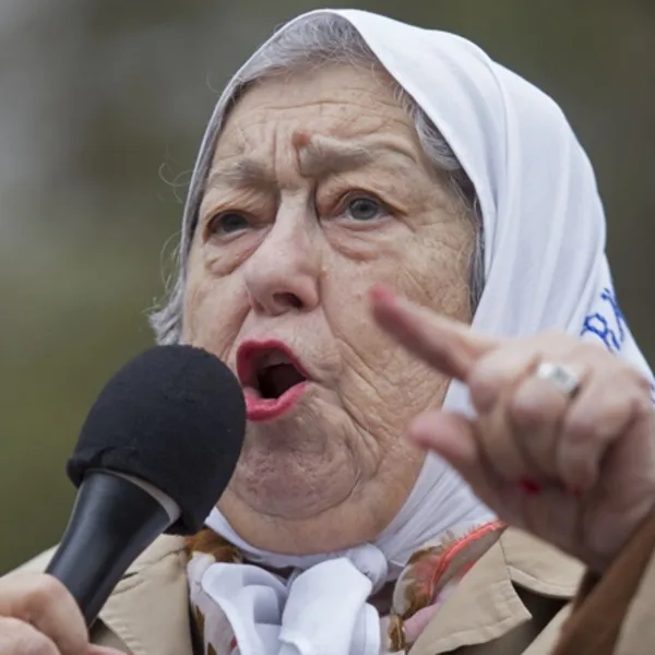 Contra el intento de desalojo: Abrazo simbólico a la casa de las Madres de Plaza de Mayo