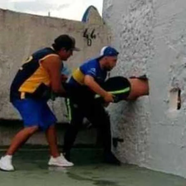 Insólito: un hincha se quiso pasar a la platea y terminó atrapado ¡por la Bombonera!