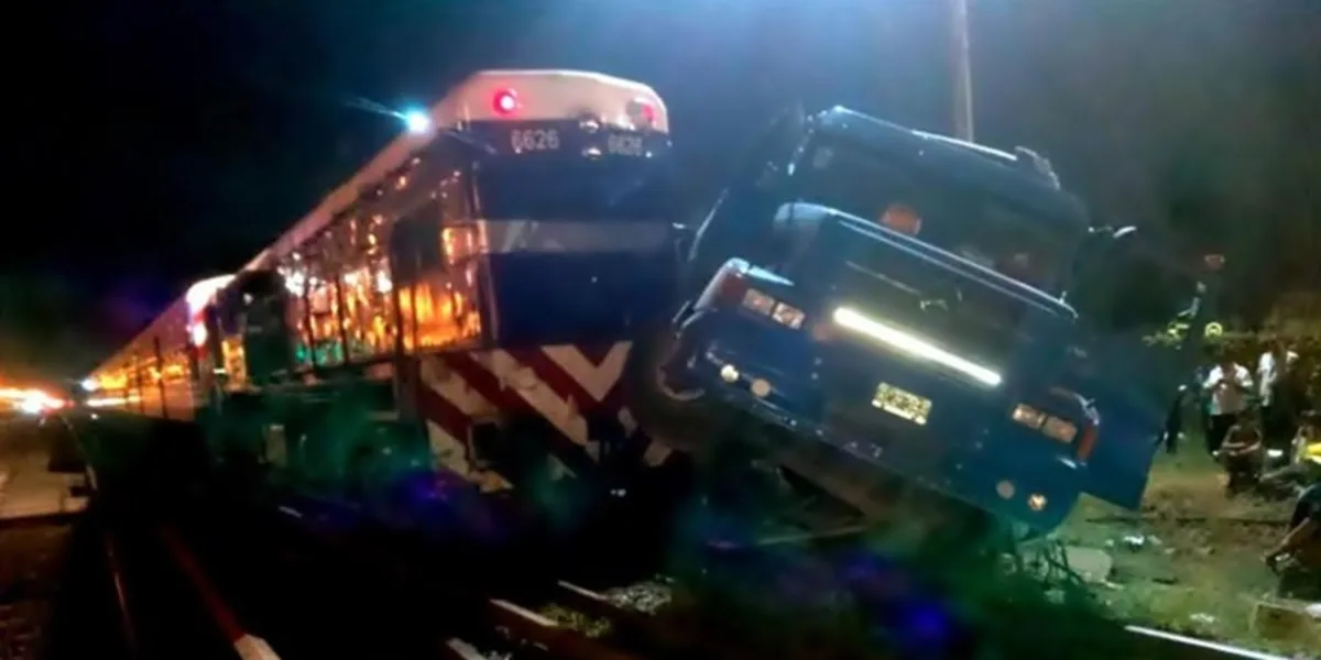 Tren de la línea Sarmiento embistió a un camión Filo News