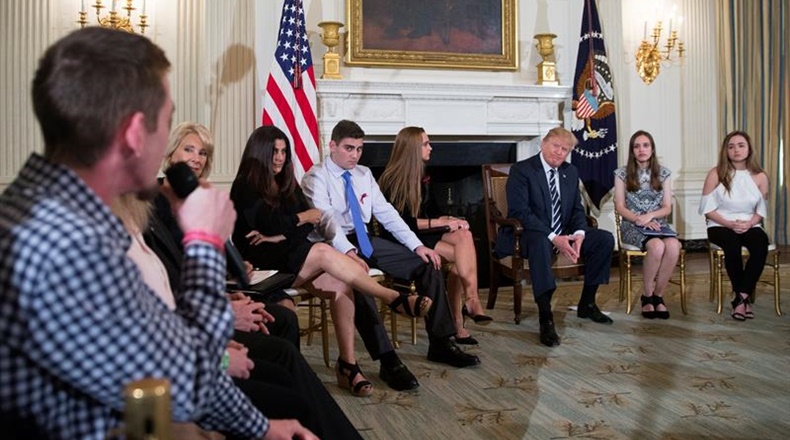 Trump no quiere restringir la venta de armas y apoya a la Asociación del Rifle