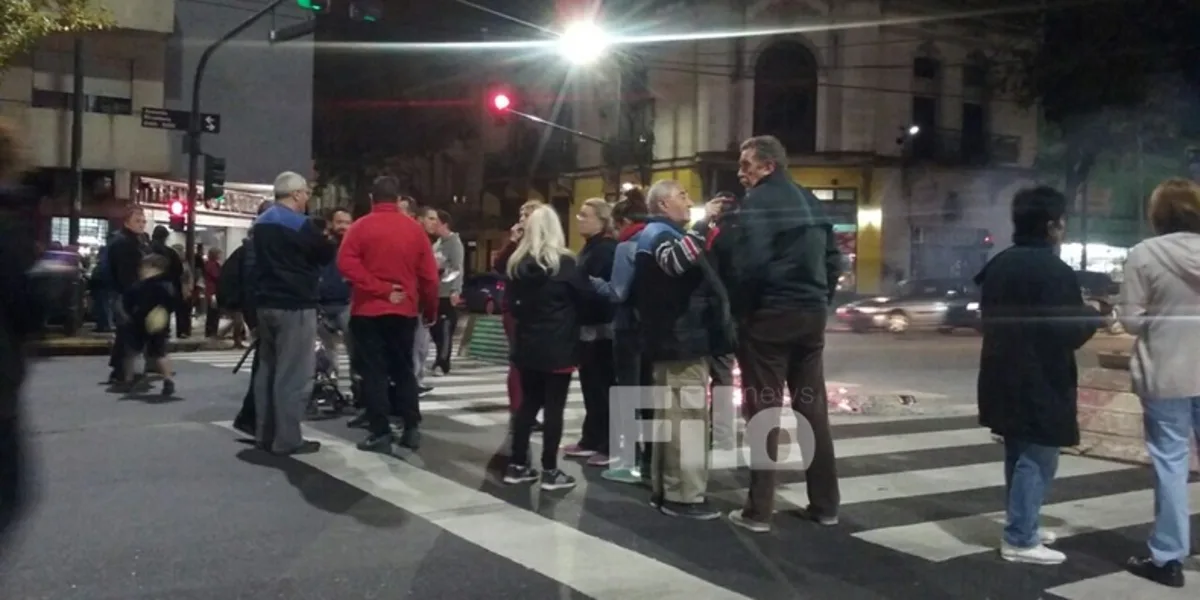 Un grupo de vecinos de Floresta reclamó ante la falta de luz y agua ...