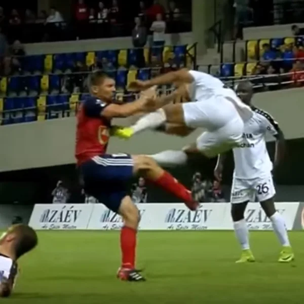 ¡Brutal! la espectacular patada de Kung Fu en un partido de Champions League