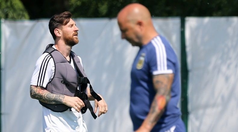 Lionel Messi, Jorge Sampaoli y las diferencias que estallaron en medio del Mundial | Foto: NA