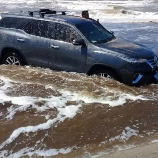 Fue a la playa, subió la marea y su camioneta quedó bajo el agua