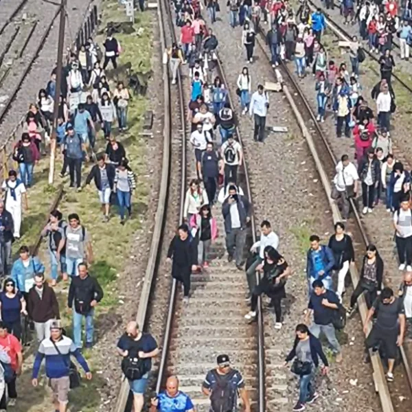 El Tren Sarmiento quedó varado y los pasajeros tuvieron que caminar por las vías