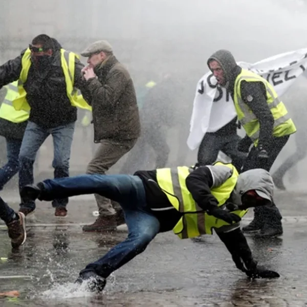 Macron da marcha atrás y suspende el aumento en los combustibles