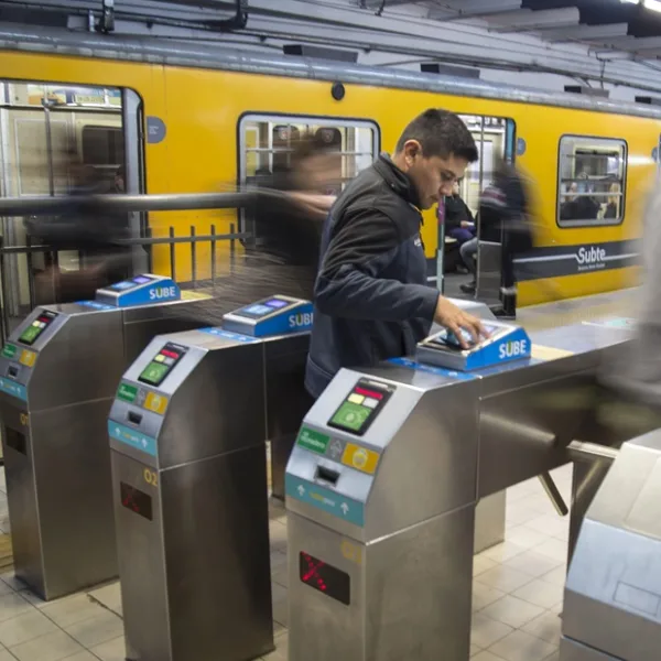 Desde hoy la tarifa de subte es más cara y se espera otro aumento en mayo