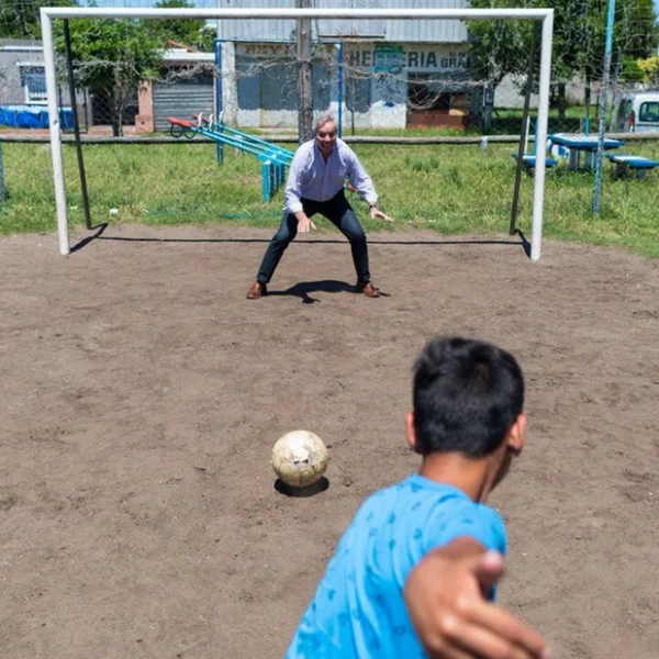 Con fútbol y chicanas a Cambiemos, Felipe Solá se postula para presidente