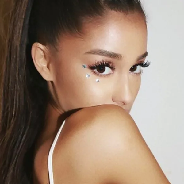 Ariana Grande en su nuevo videoclip junto a un actor de Riverdale