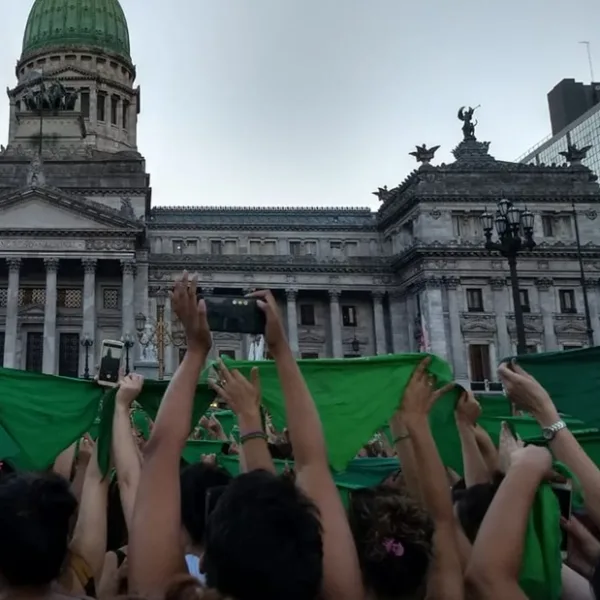 Con un pañuelazo federal miles de mujeres pidieron por el Aborto Legal
