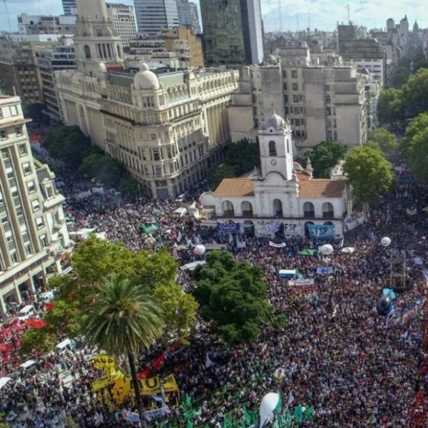 A 43 años del último golpe de Estado, un multitud marchó en Plaza de Mayo