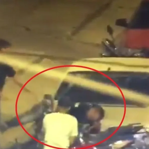 Video: Brutal agresión de patovicas a un chico a la salida de un boliche