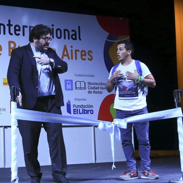 Tensión en la apertura de la Feria del Libro: repudiaron a Avelluto