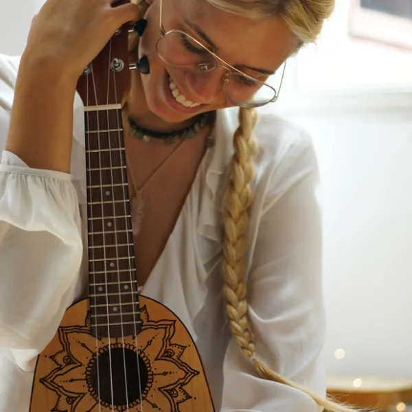 Connie Isla, solidaria: donará 50 ukeleles a escuelas de bajos recursos
