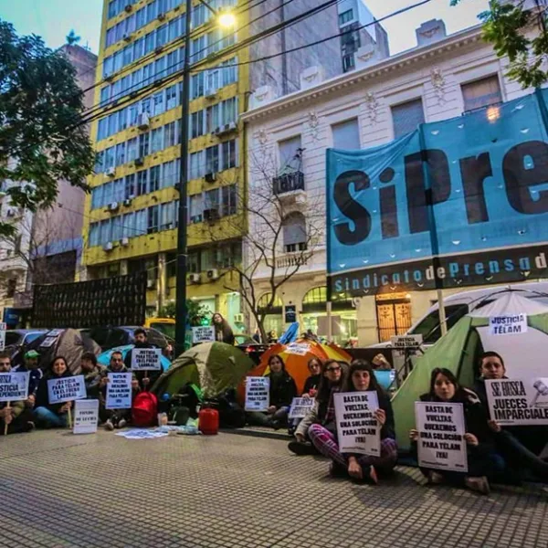 Acampe de trabajadores de Télam frente a la Justicia laboral por despidos