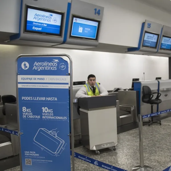 Demoras y cancelaciones en Aeroparque y Ezeiza por asamblea de pilotos