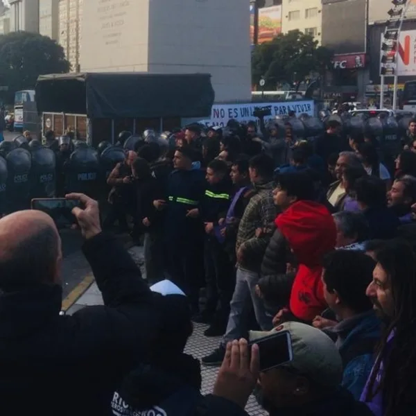 Hubo tensión en el Obelisco por una carpa para personas "sin techo"