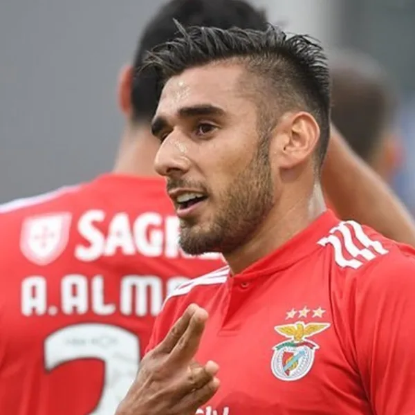 Eduardo Salvio llegó a la Argentina para sumarse a Boca