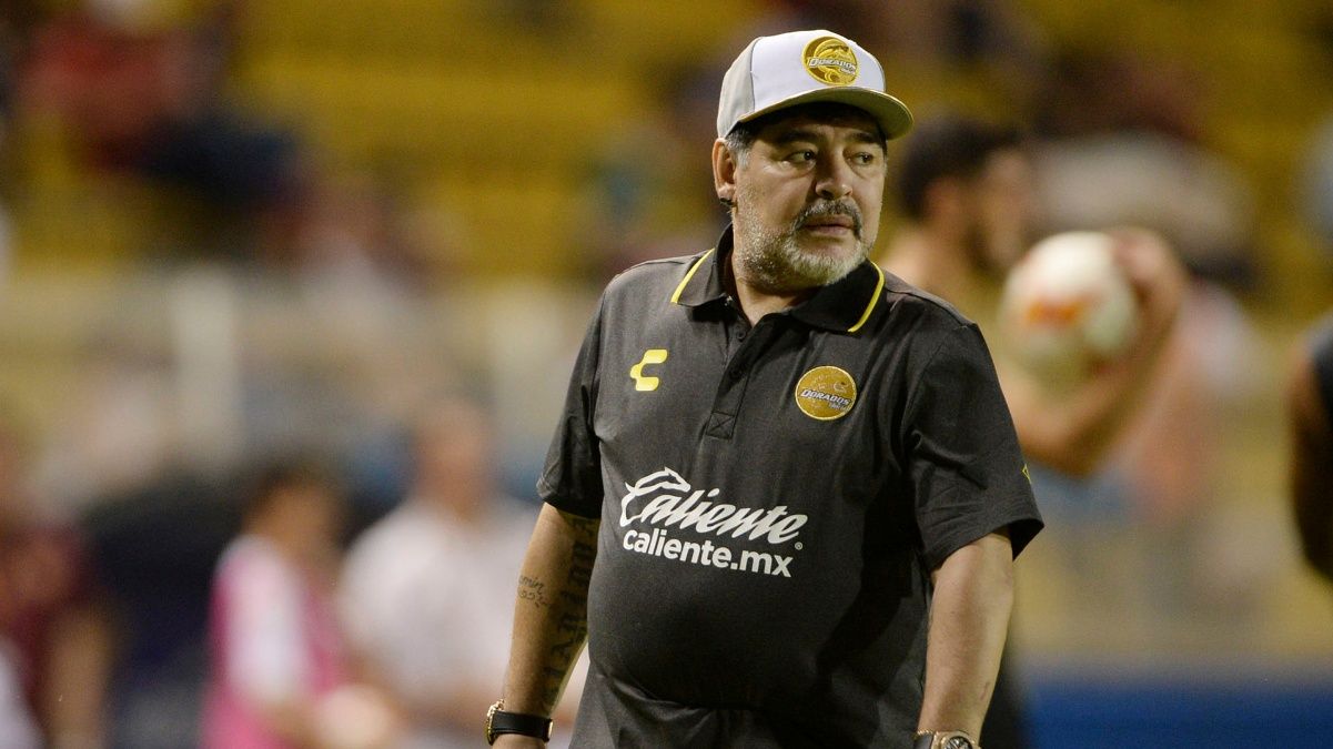 Diego Maradona fue operado con éxito de su rodilla derecha