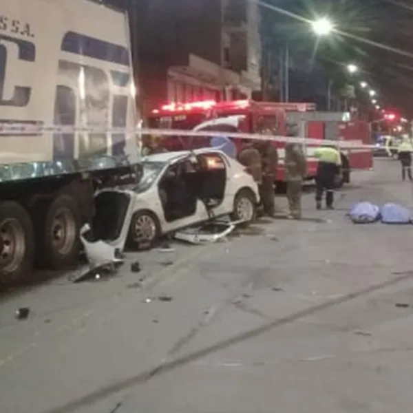 Un auto se incrustó contra un camión en Quilmes: 3 chicas murieron