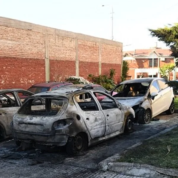 Nuevo ataque de "quemacoches": 6 autos incendiados en un estacionamiento