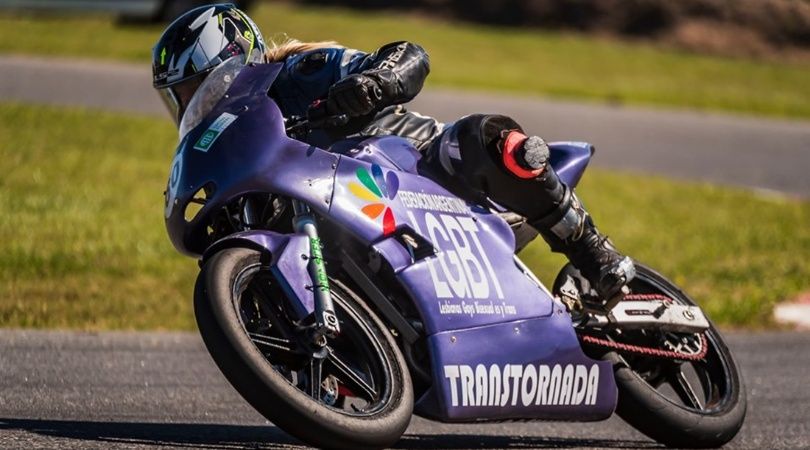 Debutó la primera piloto trans en el motociclismo y quedó en el podio