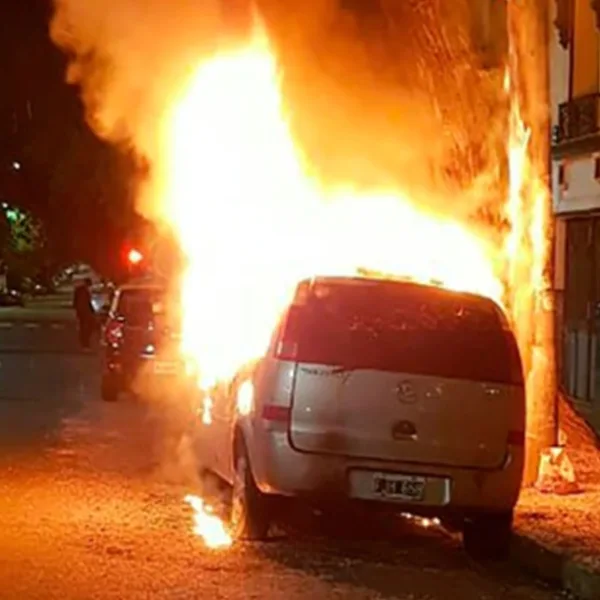 Nuevo ataque de "quemacoches": incendiaron una camioneta en Palermo