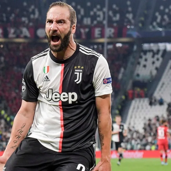 Higuaín sale de la cuarentena y viaja a Argentina con un permiso de Juventus