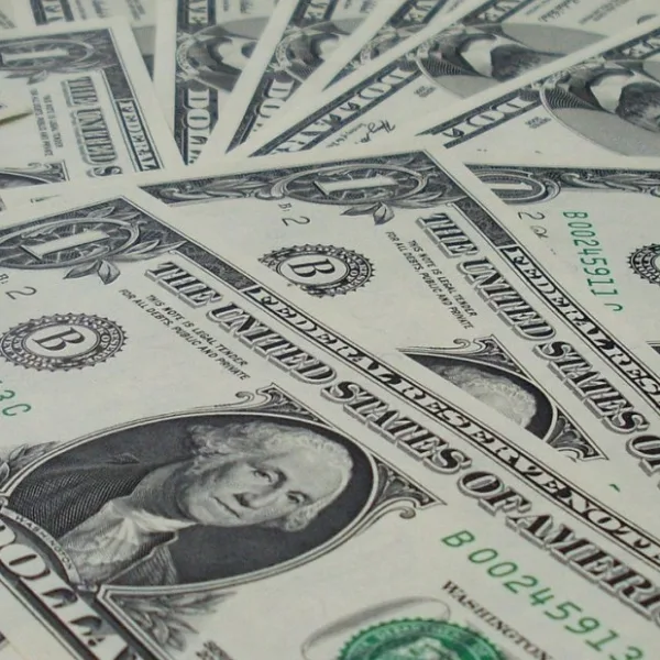 Dolar blue baja luego del feriado bancario y se mantiene en $64,50