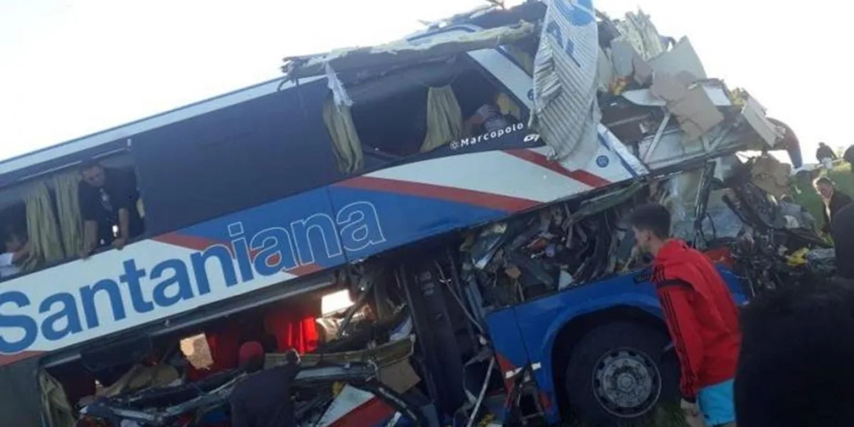 4 muertos y decenas de heridos al chocar un colectivo y un camión ...