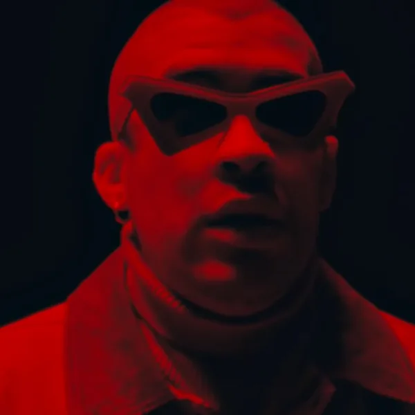 Bad Bunny sorprendió con tema y video nuevo: escuchá 'VETE'