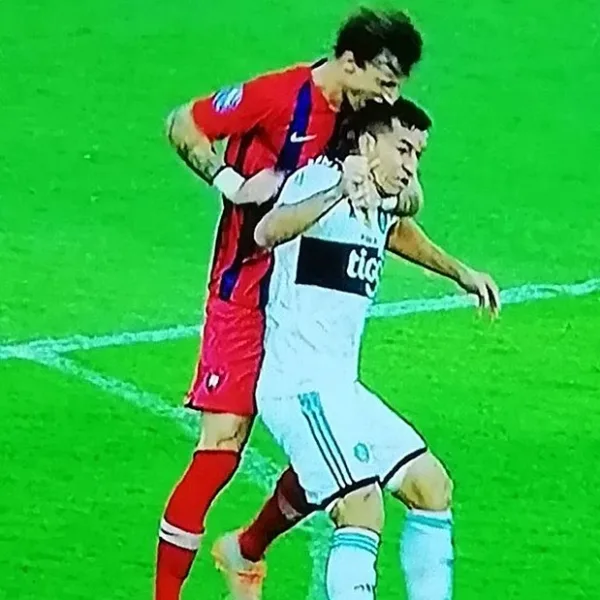 Fernando Amorebieta le mordió la cabeza a un rival en el clásico de Paraguay y lo expulsaron