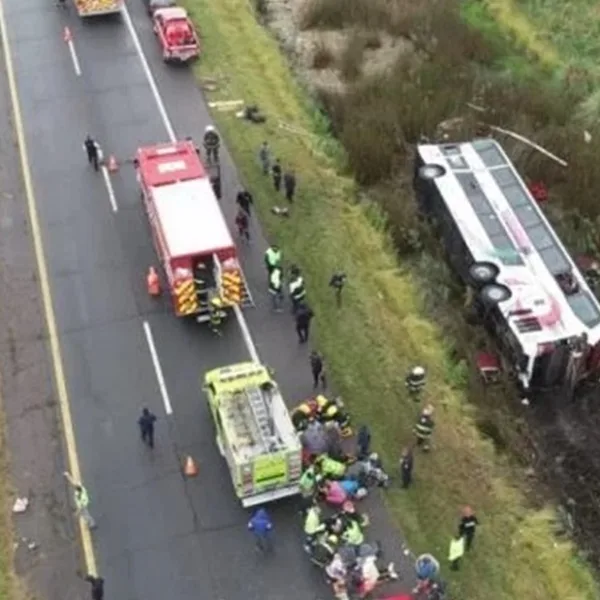 Volcó un micro en la Ruta 2 y 15 personas quedaron atrapadas