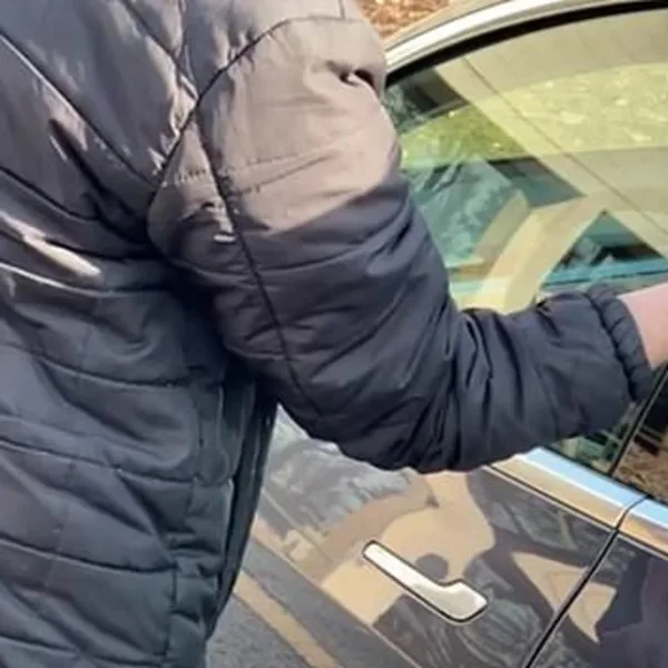 Se implantó la llave de su Tesla debajo de la piel