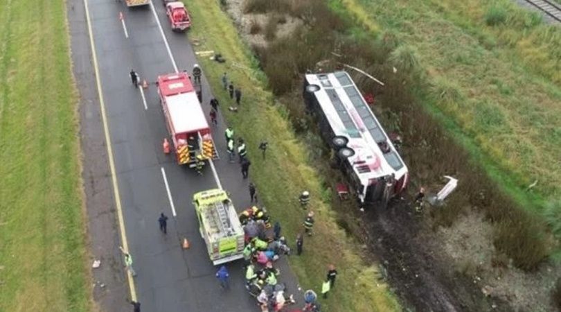 Volcó un micro en la Ruta 2 y 15 personas quedaron atrapadas